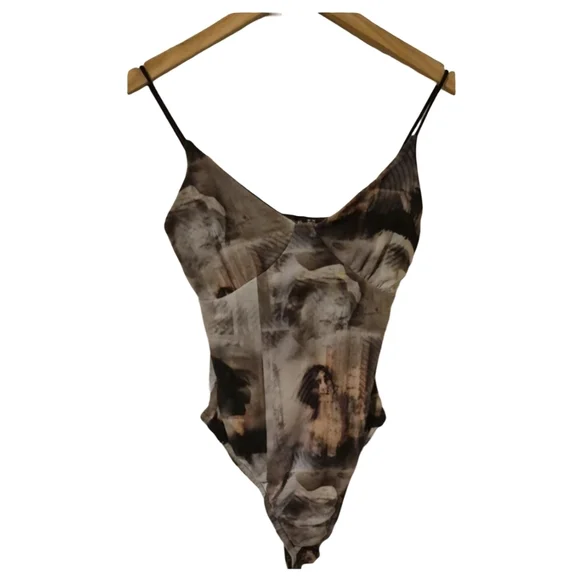 PrettyLittleThing Nude Mesh Abstract Renaissance Print Cup Detail Bodysuit - Picture 3 of 5